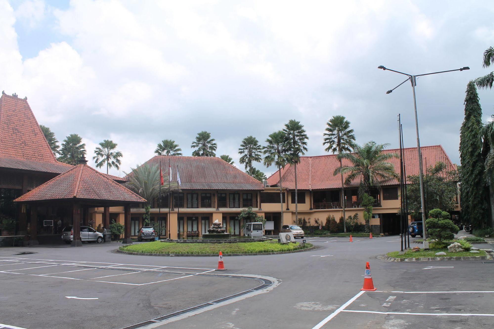 Laras Asri Resort & Spa Salatiga Kültér fotó